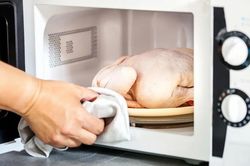 7 thực phẩm không nên cho vào lò vi sóng: Có món dễ phát nổ, có món tiềm ẩn nguy cơ gây bỏng