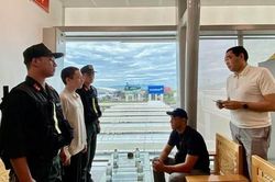 Bàn giao đối tượng người Kazakhstan bị truy nã quốc tế