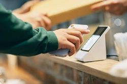 Ưu v&agrave; nhược điểm khi d&ugrave;ng v&iacute; điện tử tr&ecirc;n điện thoại