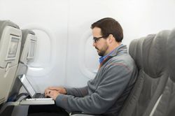 Hạ tầng số trên không: Cuộc đua kết nối băng thông rộng bắt đầu