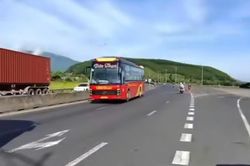 Xe khách liều lĩnh đi lùi ngược chiều trên quốc lộ 1 gần hầm đường bộ ở Huế