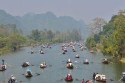 Hứa hẹn chạy giấy phép chèo đò tại Chùa Hương