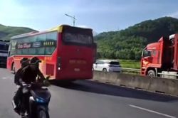 Phạt tài xế điều khiển xe khách chạy lùi tại đường có biển cấm đi ngược chiều