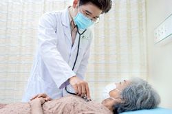 Người phụ nữ 65 tuổi chóng mặt, nôn ói tưởng rối loạn tiền đình, đi khám phát hiện đột quỵ nguy hiểm