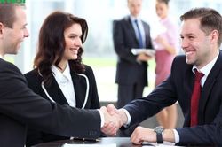 10 bí quyết giao tiếp giúp bạn nói chuyện khéo léo, được tôn trọng mà không cần 'nói hay'