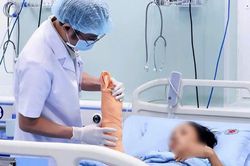 Máy dập ngói cuốn đứt gần lìa cẳng tay người phụ nữ