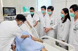 Điều trị thành công nhiều ca sốt rét ác tính, bác sĩ Bạch Mai chạy đua đưa Artesunate vượt 1.700 km cứu người
