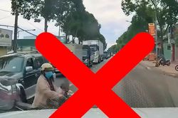 Người phụ nữ chở trẻ nhỏ bất ngờ cắt ngang dòng xe và cái kết hú vía