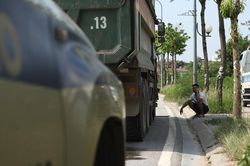 Xe tải chở đất c&aacute;t 'rải dấu vết' tr&ecirc;n đường v&agrave;o tầm ngắm CSGT H&agrave; Nội
