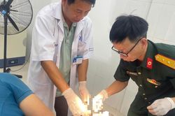 Cấp cứu ngư d&acirc;n bị d&acirc;y tời cuốn dập ng&oacute;n tay, mất nhiều m&aacute;u tr&ecirc;n biển
