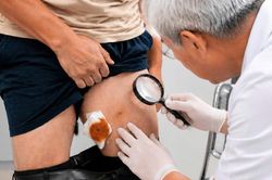 Su&yacute;t mang họa v&igrave; v&ocirc; t&igrave;nh uống nước suối khi bơi