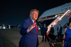 Ông Trump đưa theo 'nhóm trung thành nhất' khi bí mật rời Không lực Một