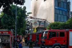 Kịp thời dập tắt đám cháy quán ăn trên phố Hoàng Ngân