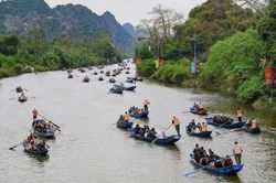 'Bốc hơi' 4,5 tỷ đồng v&igrave; nhờ xin cấp ph&eacute;p chở kh&aacute;ch bằng đ&ograve; ở ch&ugrave;a Hương