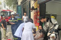 Cứu người phụ nữ mắc kẹt trong căn nhà 5 tầng ở Ngọc Hà