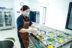 Suất ăn b&aacute;n tr&uacute; ở H&agrave; Nội: Trao quyền phải gắn với tr&aacute;ch nhiệm