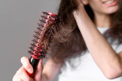 Sau sinh tóc rụng từng nắm, mẹ cần biết điều này