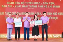 Đoàn cán bộ TP.HCM tặng hàng trăm cuốn sách tại TP Huế