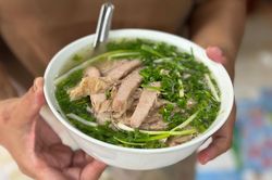 Phở Bát Đàn nghỉ cả tháng, nhân viên vẫn có lương