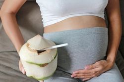 Mẹ bầu mấy th&aacute;ng c&oacute; thể uống nước dừa?