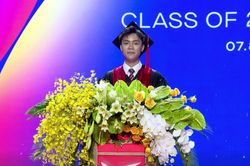 Tân cử nhân phát biểu trong lễ tốt nghiệp gây xúc động