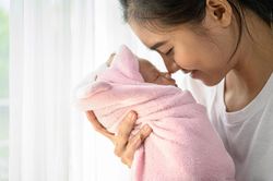 Những t&iacute;n hiệu bất thường sau sinh: Lơ l&agrave; một ph&uacute;t, nguy hiểm cả đời