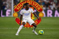 Tin chuyển nhượng 14.8: Man United để mắt Camavinga, Barca gặp khó vụ Rodri