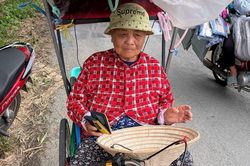 Người bán vé số khuyết tật nhặt được ví tiền, mang đến công an tìm người trả lại