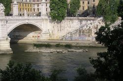 Tàn tích cây cầu 2.000 năm tuổi bất ngờ lộ diện ở Rome
