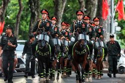 Đội hình Cảnh sát cơ động kỵ binh thu hút người dân trên đường phố Hà Nội