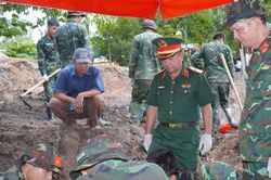 Kiểm tra công tác tìm kiếm, quy tập hài cốt liệt sĩ tại Công viên Lê Thị Riêng