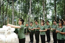 Cụm thi đua Xây dựng lực lượng – Hậu cần Công an TP Đà Nẵng dâng hương tại Khu di tích An ninh Khu V