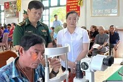 Thắt chặt tình đoàn kết quân - dân qua chương trình khám mắt miễn phí tại Cà Mau