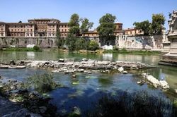 Hạn hán nghiêm trọng ở Italy làm lộ diện cây cầu cổ thời La Mã