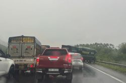 Tai nạn liên tiếp trong mưa, cao tốc Nội Bài - Lào Cai ùn ứ