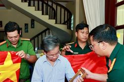 Cụ ông 81 tuổi bật khóc khi đón nhận chân dung phục dựng hai người anh liệt sĩ