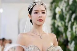 Trịnh Thăng Bình theo dõi Hoa hậu Thanh Thủy diễn váy cưới