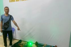 C&ocirc;ng an l&agrave;m việc với 3 người thả diều khiến s&acirc;n bay T&acirc;n Sơn Nhất tạm ngừng hoạt động