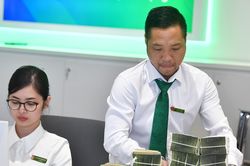 Ngân hàng khát vốn, nhưng có nhà băng hút tiền cực mạnh, dư tới 240.000 tỷ đồng