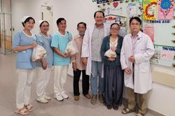 Bác sĩ xúc động với món quà cảm ơn của người phụ nữ ngừng tim trước cổng viện