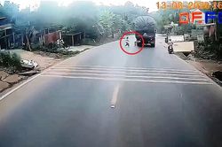 Clip em bé chạy ra đường đúng lúc ô tô tải lao dốc, tài xế hành động khẩn cấp
