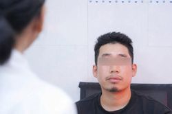 Chàng trai hốt hoảng khi nhìn mặt trong gương sau một đêm ngủ phòng lạnh