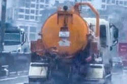 Danh tính tài xế xe bồn hút bùn để chất thải tràn xuống Vành đai 3 Hà Nội