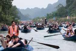 Truy tố nhóm bị can lừa đảo xin cấp phép chở khách tại suối Yến - chùa Hương
