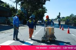 Sửa chữa biển báo giao thông, vạch kẻ đường trên QL1 sau phản ánh của Báo và PTTH Hà Tĩnh