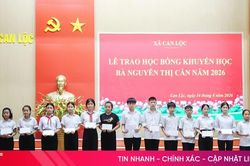 Trao 45 suất học bổng cho học sinh nghèo vượt khó học giỏi ở xã Can Lộc
