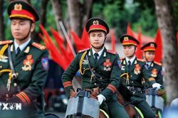 Đội hình Cảnh sát cơ động kỵ binh thu hút người dân trên phố Hà Nội