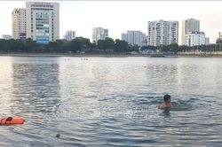 Các bãi tắm tự phát ở Hà Nội vẫn 'nhộn nhịp' bất chấp biển cấm