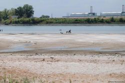 Sông Danube cạn nước, Romania đóng nhà máy hạt nhân duy nhất, Hungary xây đập ứng phó