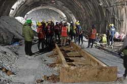 Ấn Độ: Giải cứu 16 công nhân trong đường hầm gặp sự cố